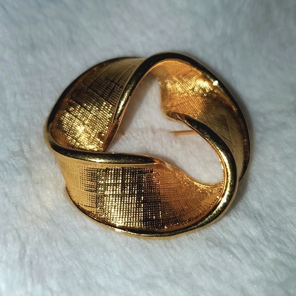 Napier Gold Tone Twisted Ribbon Brooch - Picture 4 of 8